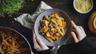 VIDEO: Vegan One Pot Pasta with Butternut Squash, Spinach and Smoked Tofu