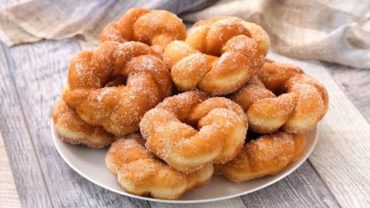 VIDEO: Deep fried donuts: how to make them fluffy and delicious!