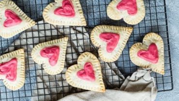 VIDEO: Raspberry Cream Cheese Heart Tarts – Weelicious