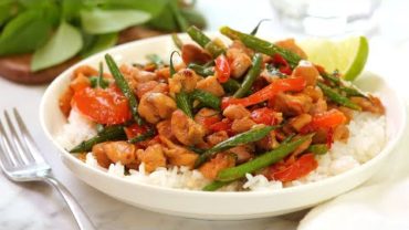 VIDEO: Thai Basil Chicken | Easy & Nutritious 30 Minute Meals
