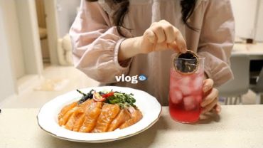VIDEO: vlog | 퇴근 후 장보기🐟 연어장 만들어서 연어덮밥, 매콤한 순대볶음과 치아바타샌드위치, 작업실 일상, 출근 전 도시락(매콤참치마요, 멸치볶음밥, 고기야채말이, 겉절이)