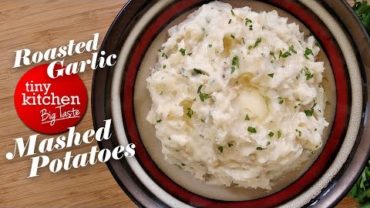 VIDEO: Roasted Garlic Mashed Potatoes // Tiny Kitchen Big Taste