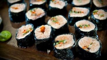 VIDEO: The Flexible Chef | Homemade Nori Salmon Sushi Rolls