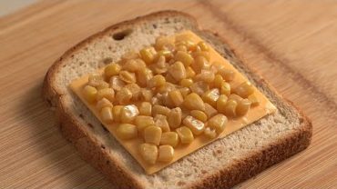 VIDEO: 눈을 감는 콘치즈빵 Corn Cheese Bread