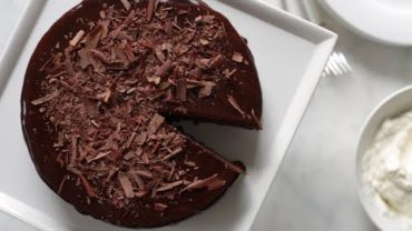 VIDEO: Easy Chocolate Cake- Everyday Food with Sarah Carey