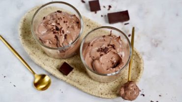 VIDEO: Vegan Chocolate Mousse (Mousse Au Chocolat)