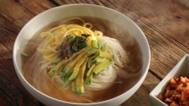 VIDEO: [ENG CC] 마음을 사르르 녹이는 잔치국수 : Korean Banquet Noodle [우리의식탁]