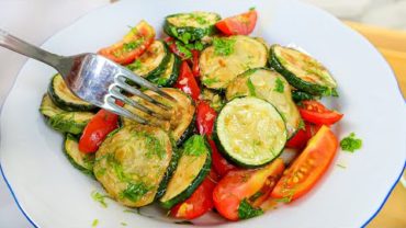 VIDEO: Wenn Sie Zucchini und Tomaten haben, machen Sie diesen köstliche Gericht! Frische Rezepte