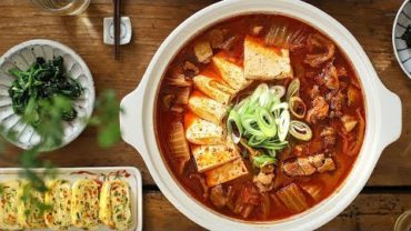 VIDEO: 얼큰한 돼지고기 김치찌개와 달걀말이 | 인생레시피✨: Pork and Kimchi Stew and Rolled Eggs [아내의 식탁]