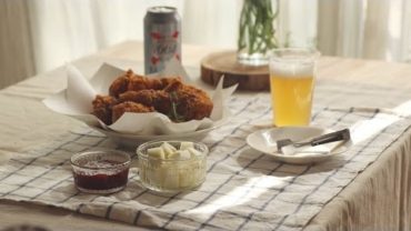 VIDEO: 아삭아삭 치킨무 :  Korean Pickled Radish for fried chicken (aka Chicken Mu) | Honeykki 꿀키