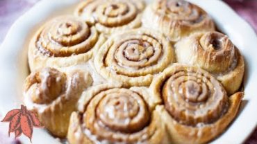 VIDEO: Vegan Gingerbread Cinnamon Rolls {No Mixer Needed}⭐️ 🎄 🎁