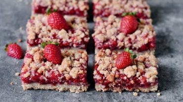 VIDEO: Strawberry Oatmeal Bars (Vegan, Gluten-Free Crumble Cake Recipe)