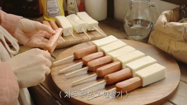 VIDEO: 냥숲 vlog | 5가지 치즈 핫도그 만들기 Cheese Corn Dogs Recipe