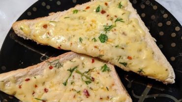 VIDEO: Cheese garlic bread recipe | garlic cheese bread | Garlic Cheese Bread Sticks Tawa Recipe