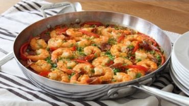 VIDEO: Quick & Easy Paella – Oven Baked Sausage & Shrimp Paella Recipe