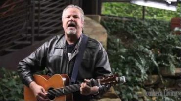 VIDEO: Robert Earl Keen Performs “The Front Porch Song” | Southern Living