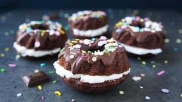 VIDEO: CREAM FILLED CHOCOLATE DONUT CAKES