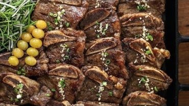 VIDEO: 절대 눌러붙지 않는 황금 레시피, LA갈비와 부추무침 : LA galbi (Korean Grilled Beef Short Ribs)  [우리의식탁]