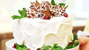 VIDEO: Christmas Cake Decorations | Southern Living