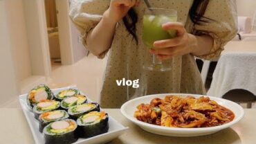 VIDEO: vlog | 잘 챙겨먹는 집순이가 몸매 유지하는 방법 ? 닭가슴살 야채김밥과 매콤한 🔥오징어볶음, 건강한 두부면볶음면, 과카몰리 샌드위치 레시피🥑