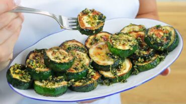 VIDEO: Ich habe noch nie so leckere Zucchini gegessen! Spanische Knoblauch Zucchini. Frische Rezepte