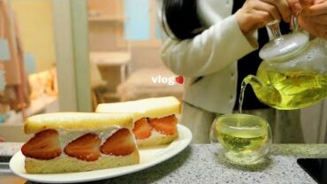 VIDEO: vlog | 대학교 졸업했어요!👩🏻‍🎓❤️  쭈꾸미볶음, 딸기생크림 샌드위치 만들어 먹고 친구랑 카페갔던 소소한 일상, 소고기편채, 바지락 술찜