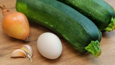 VIDEO: Ich werde nie müde, dieses Zucchini Rezept zuzubereiten! Leckeres Abendessen mit einfachen Zutaten!