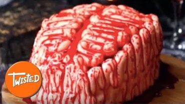 VIDEO: Strawberry Brain Cake Recipe | Halloween Cake Ideas | Halloween Party Foods |  Twisted