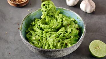 VIDEO: Creamy Kale Avocado Pasta (Easy, Healthy, Vegan Green Sauce Recipe)