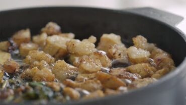 VIDEO: [4K] 눈으로 먹는 양대창구이 : Daechang BBQ (Grilled beef intestines) | Honeykki 꿀키