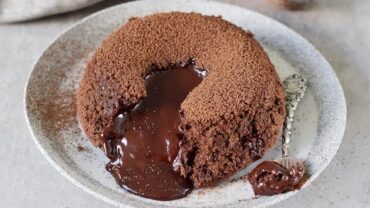 VIDEO: Vegan Lava Cake Recipe | Molten Chocolate Cake (Gluten-Free)