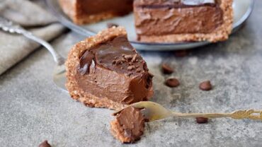 VIDEO: Vegan Chocolate Pie | The Best Easy No-Bake Recipe