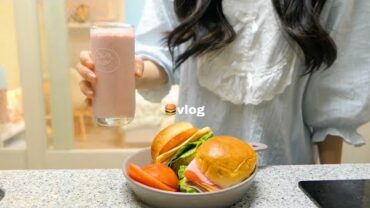 VIDEO: vlog | 🍔 혼자 자취하는 대학생 집순이의 잘 챙겨먹는 하루 (떡볶이, 꼬마김밥, 등갈비찜, 딸기바나나쥬스, 샌드위치)