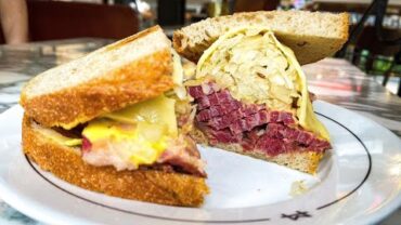 VIDEO: Legendary Reuben Sandwich by experts Monty’s Deli London – Food Busker | John Quilter