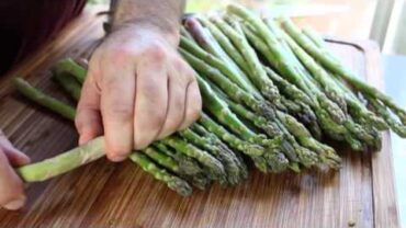 VIDEO: Creamy Asparagus & Cauliflower Soup – Simple Asparagus Soup Recipe