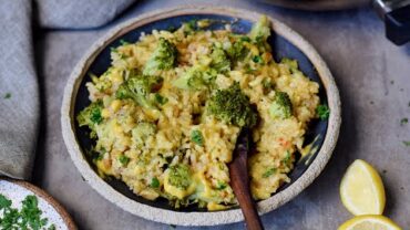 VIDEO: Creamy Vegan Broccoli & Cheese Risotto (Easy Recipe)