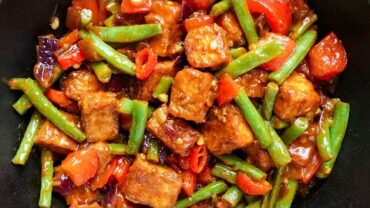 VIDEO: SWEET CHILI TOFU in a sticky sauce!