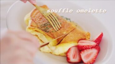 VIDEO: SUB)1000번 저어 만드는 퐁신퐁신 수플레 오믈렛 Souffle Omelette-슬기로운 집콕생활