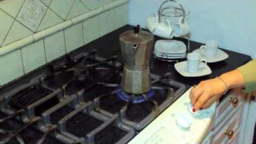 VIDEO: How to make espresso in a traditional moka pot