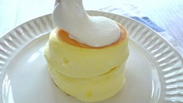 VIDEO: No 핸드믹서!!계란 1개로 수플레 팬케이크 만들기 | 손머랭 | Souffle Pancakes