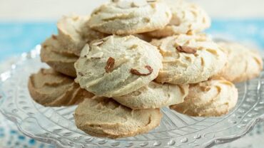 VIDEO: Amygdalota: Greek-Style Almond Meringue Cookies