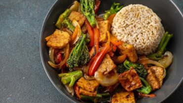 VIDEO: SWEET & SOUR TEMPEH in 5 MINUTES