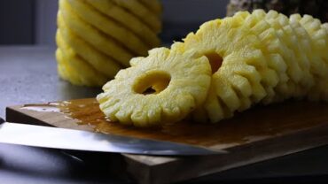 VIDEO: How to cut a pineapple without too much waste