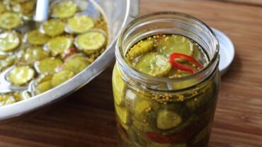VIDEO: Bread & Butter Pickles – How to Make Great Depression-Style Sweet Pickles