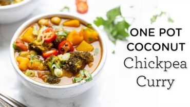VIDEO: One Pot Coconut Chickpea Curry ‣‣ EASY VEGAN DINNER