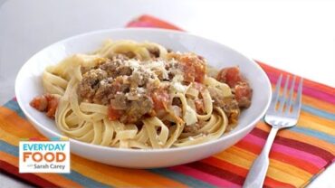VIDEO: Quick Bolognese Italian Meat Sauce with Fettuccine – Everyday Food with Sarah Carey