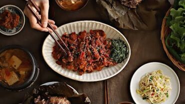 VIDEO: [ENG CC] 모두가 좋아하는 고추장제육볶음 : Korean Spicy stir-fried Pork [아내의 식탁]