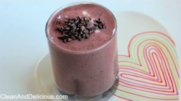 VIDEO: Clean Eating Chocolate Raspberry Smoothie For Your Valentine