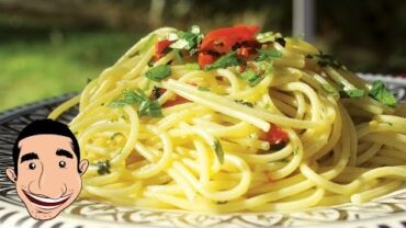 VIDEO: Spaghetti Aglio e Olio Recipe | How to Make Garlic Spaghetti