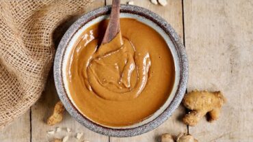 VIDEO: Super Easy & Creamy Peanut Sauce (The Best Recipe)